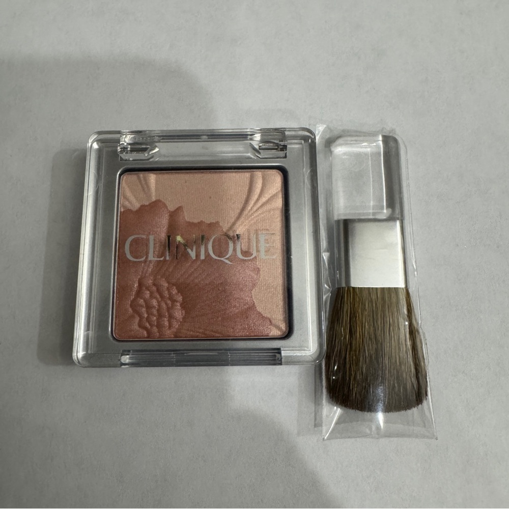 Clinique Fresh Bloom Allover Colour 01 Peony .06 OZ With Brush